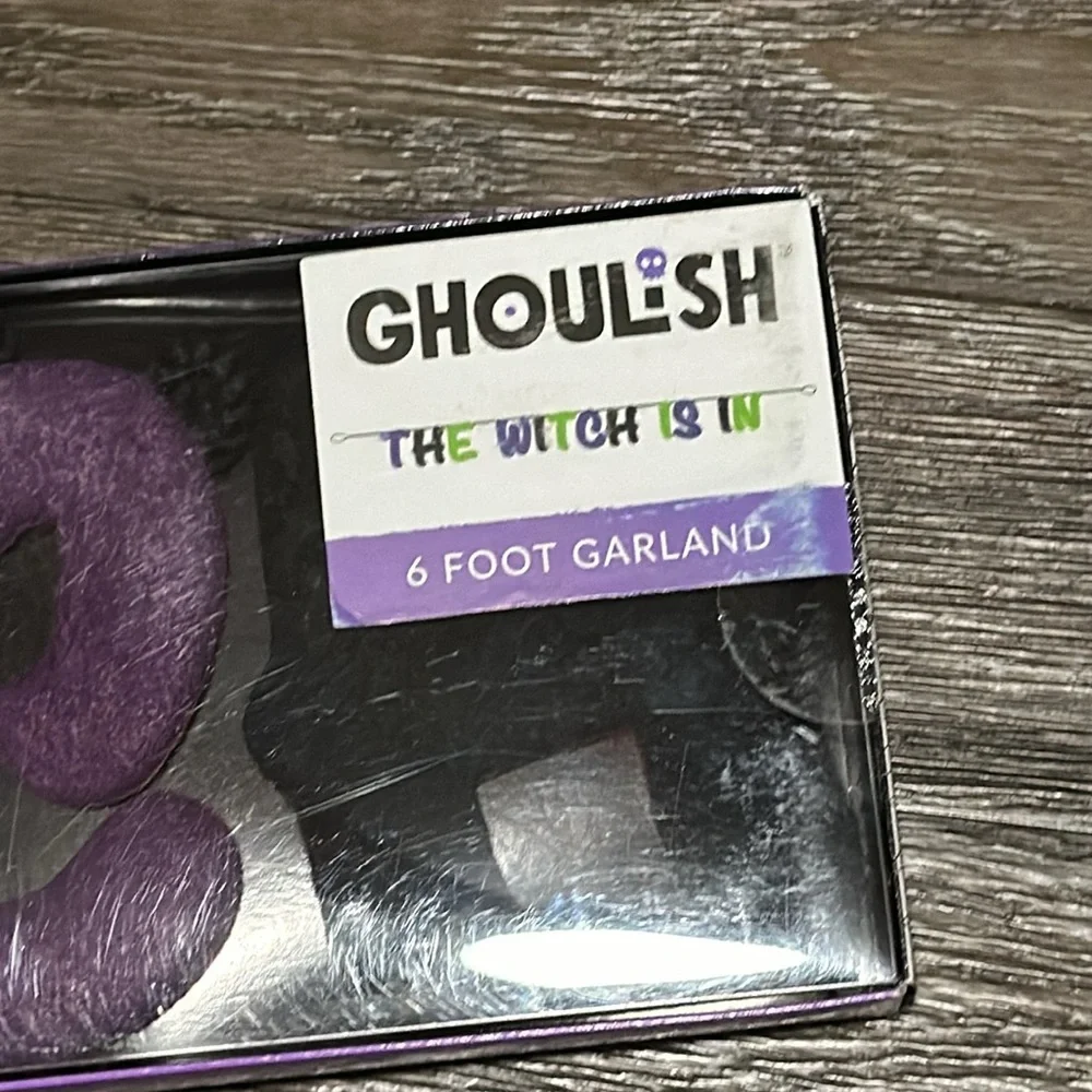 “THE WITCH IS IN“ 6 Foot Garland